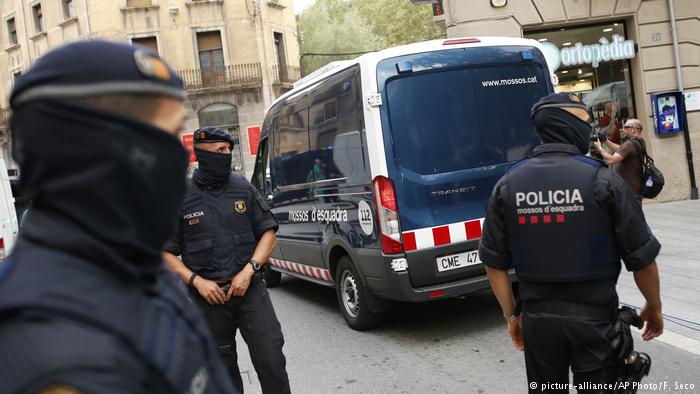 Spanien Ripoll Verhaftung Verdächtige Polizei (picture-alliance/AP Photo/F. Seco)