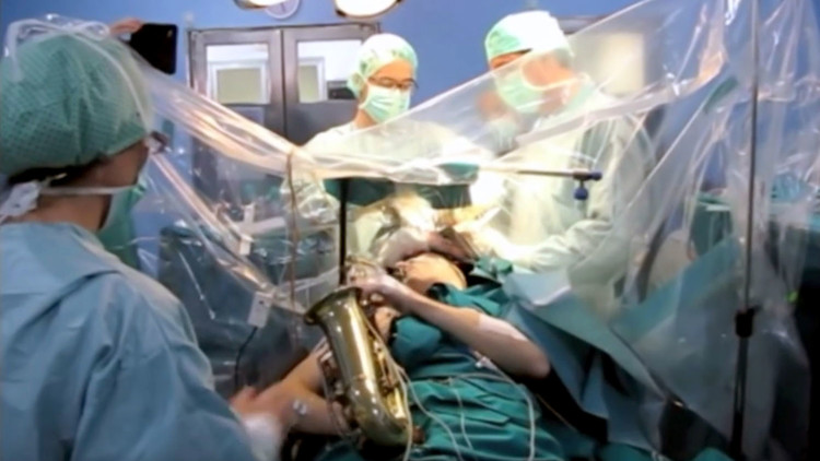 Increíble: Un músico toca el saxo mientras le extirpan un tumor cerebral (Fotos y video)