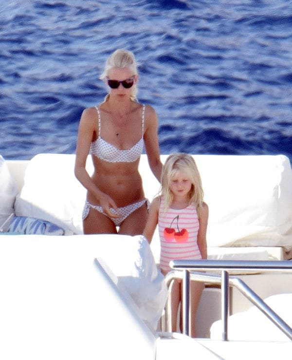 Claudia y su hija disfrutaron del sol en un “Super yate” (The Grosby Group)