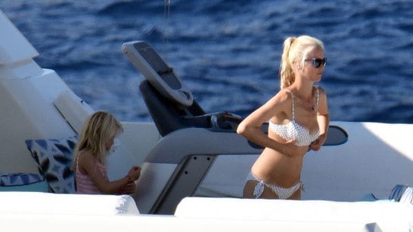 La modelo alemana lució “muy relajada” asoleándose con su familia en el cierre de la temporada de verano (The Grosby Group)