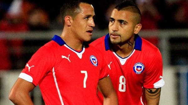 Alexis Sánchez y Arturo Vidal, en el ojo de la tormenta de Chile (AP)