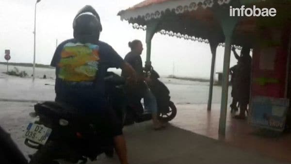 Estas personas debieron apartarse de la costa para no quedar con sus vehículos bajo el agua salada