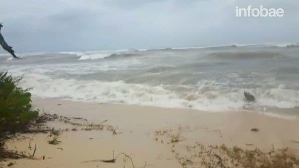Las olas pueden alcanzar hasta siete metros de altura y su rompimiento supera la línea de la costa