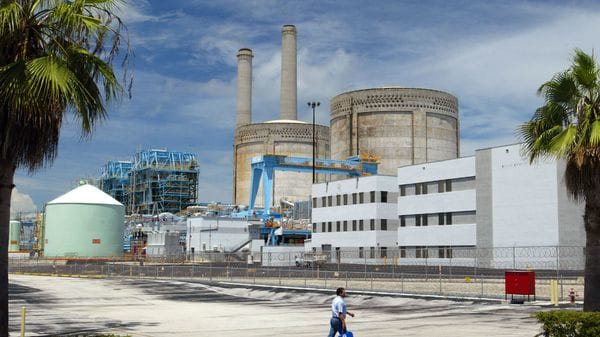 Un trabajador camina por la planta de Turkey Point, cerca de Florida City (Getty Images)