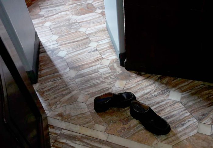 LOS ZAPATOS DEL PERIODISTA MIGUEL ÁNGEL MELENDRES EN EL INGRESO A PALACIO.