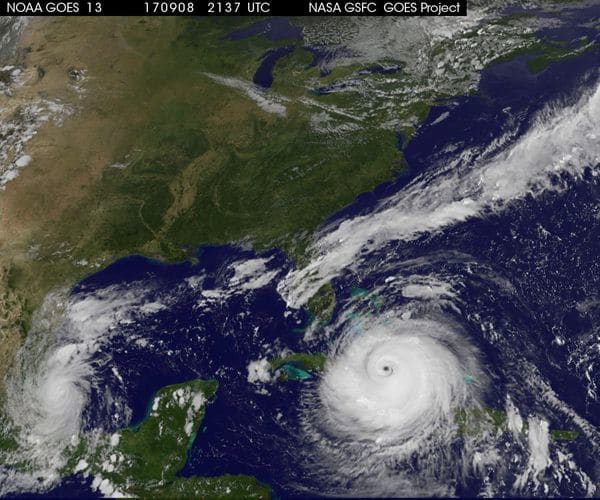 Imagen satelital que muesta al huracán irma a la derecha y en la izquierda a Katia. (NASA)