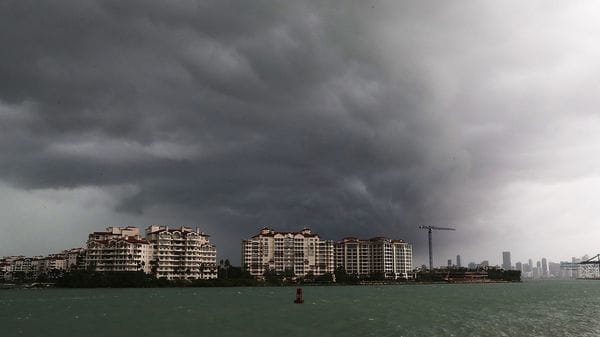 Se cierne la tormenta sobre Miami. La Policía del condado emitió un comunicado diciendo que no podrá atender llamados de urgencia hasta que pase el huracán Irma (AFP)