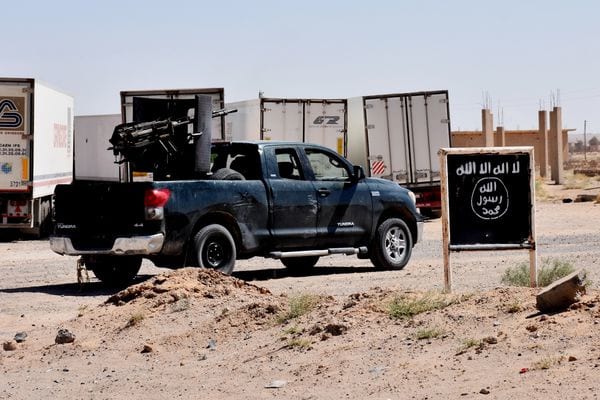 Fuerzas del régimen sirio avanzando en territorio del ISIS en Deir Ezzor (AFP)