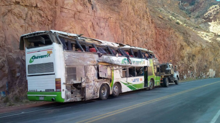 Vuelco de bus deja saldo de un muerto y 18 heridos en la vía Oruro ...