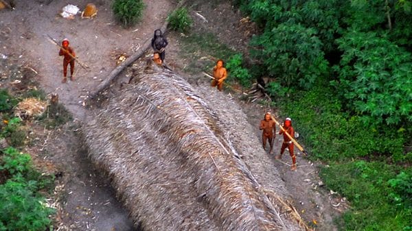 Miembros de una tribu desconocida del Amazonas sin contacto con la “civilización” fueron vistos en 2008 (Survival International)