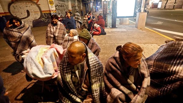 En distintas zonas del país la gente durmió en las calles después del terremoto. (Foto: Reuters)