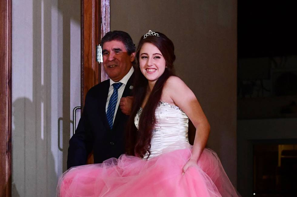 Abril ingresa al salón de su fiesta e 15 años del brazo de Enrique, su