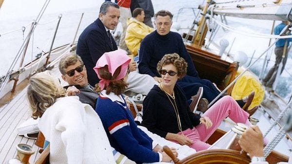 Gianni Agnelli en el barco con la familia Kennedy