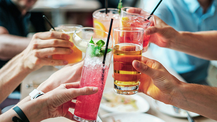 Alcohol y cáncer: así es como la industria oculta el peligroso vínculo entre ambos