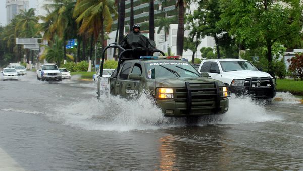 Las calles de Acapulco se inundaron por las tormentas producidas por Max.