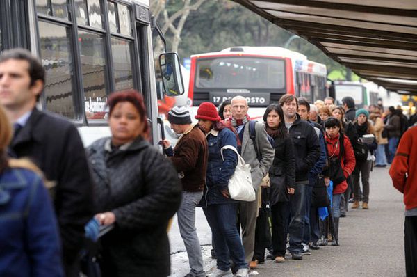 En la espera para tomar un autobús, Argentina.