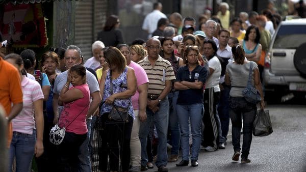 En la espera para ingresar al supermercado, Venezuela. (AP)