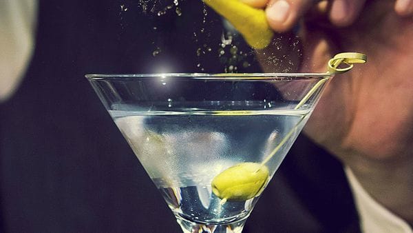 El Dry Martini admite muchas variantes, incluyendo una pizca de limón