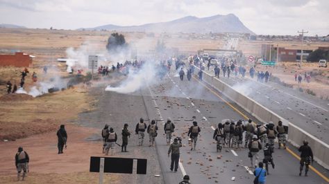 Momento de la gasificación en la intervención policial en la doble vía a Tiquina.