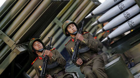Dos soldados portan armas mientras van en un camión durante el desfile dedicado al 70.º aniversario de la fundación del Partido de los Trabajadores de Corea de Norte, Piongyang, el 10 de octubre de 2015.