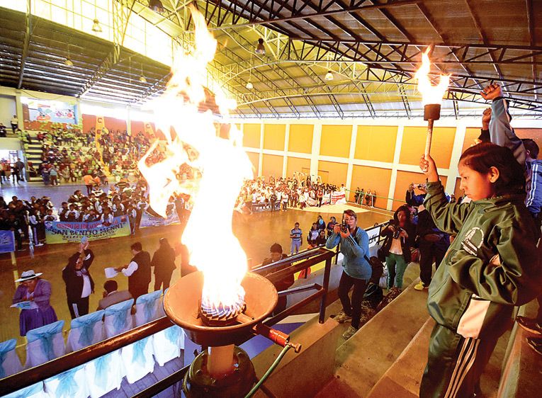 EL ENCENDIDO DE LA PIRA OLÍMPICA EN EL COLISEO EVO MORALES.