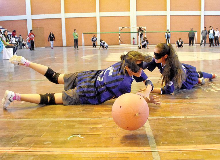 JUGADORAS DEL COLEGIO AMOR MISERICORDIOSO Y DEL CENTRO DE EDUCACIÓN ESPECIAL IGNACIO ZALLES, EN LA DISCIPLINA GOAL BALL. DICO SOLÍS