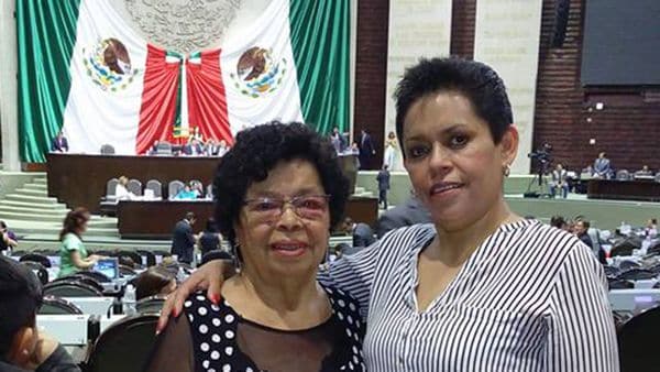 Alicia González y Flora, su madre. “En el sismo del 85 envolví a mi hija y corrí a buscar a mi madre”.