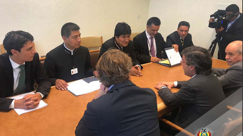 El presidente Evo Morales en la reunión con el representante del BID, Luis Alberto Moreno. Foto:Cancillería