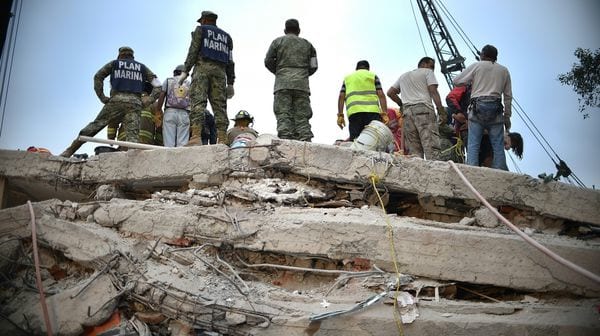 Rescatistas, bomberos, polícias y voluntarios buscan a sobrevivientes en un edificio de la capital (AFP)