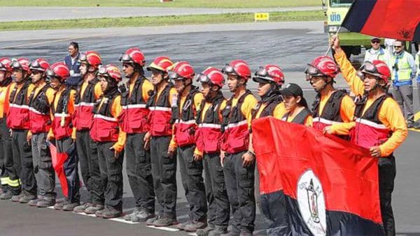 30 bomberos de Ecuador se sumarán a las tareas de rescate