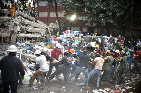 Los mexicanos buscan sobrevivientes entre los escombros (AFP)