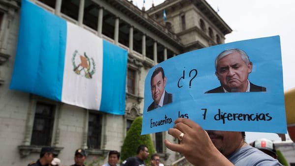 Los manifestantes comparaban al ex presidente Otto Pérez con Jimmy Morales (AP)