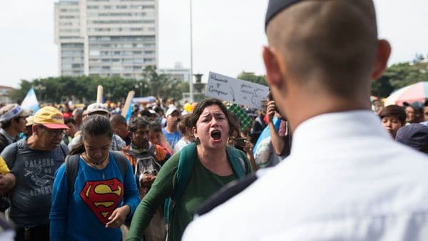 Los manifestantes pidieron la renuncia de Jimmy Morales (AP)