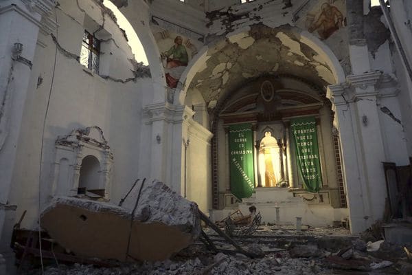 La iglesia de Santiago Apóstol, en Atzala en el estado de Puebla, destruida por el terremoto (AP)