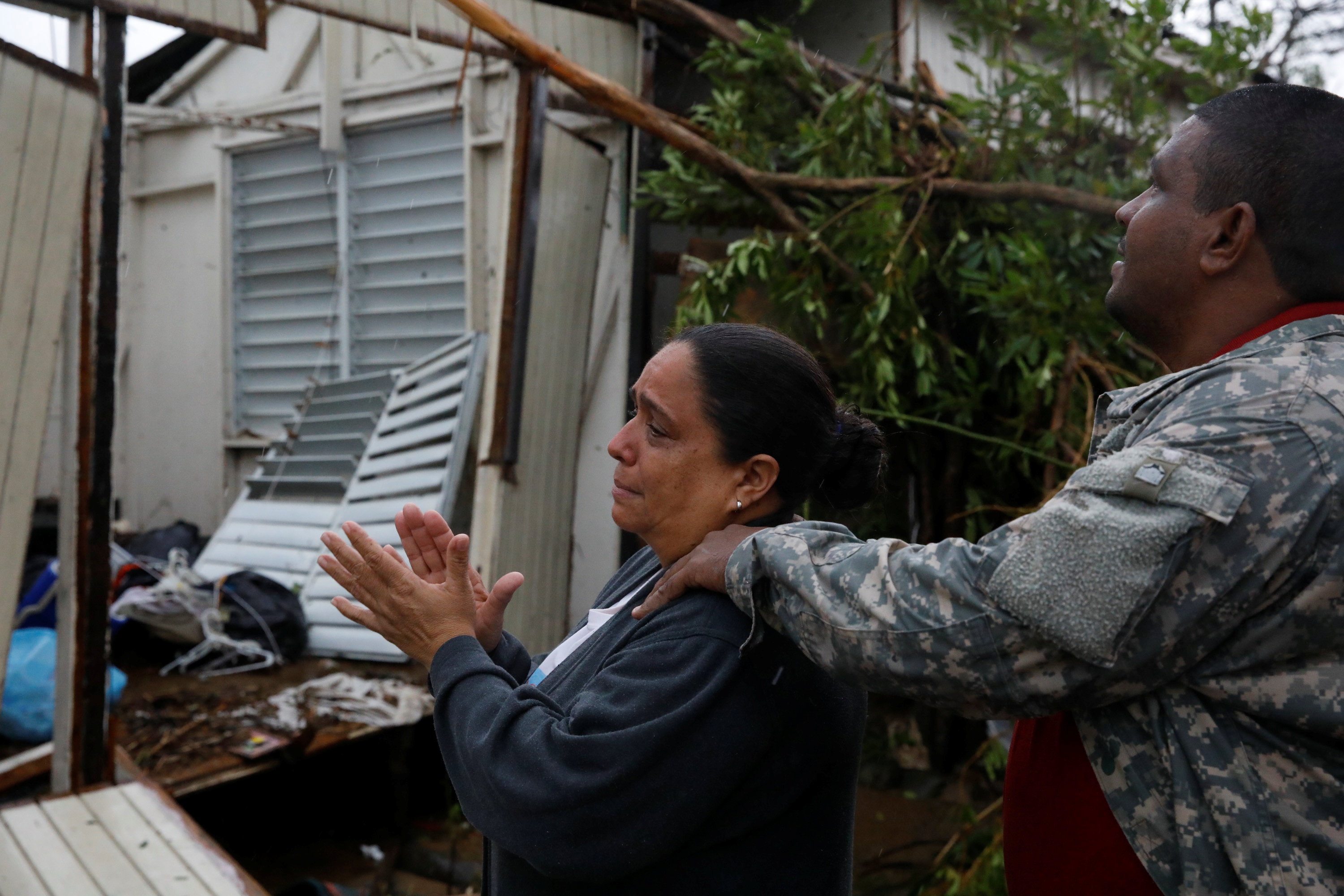 Una mira desolada cómo quedó su casa destruida tras el paso del huracán. (REUTERS/Carlos Garcia Rawlins)