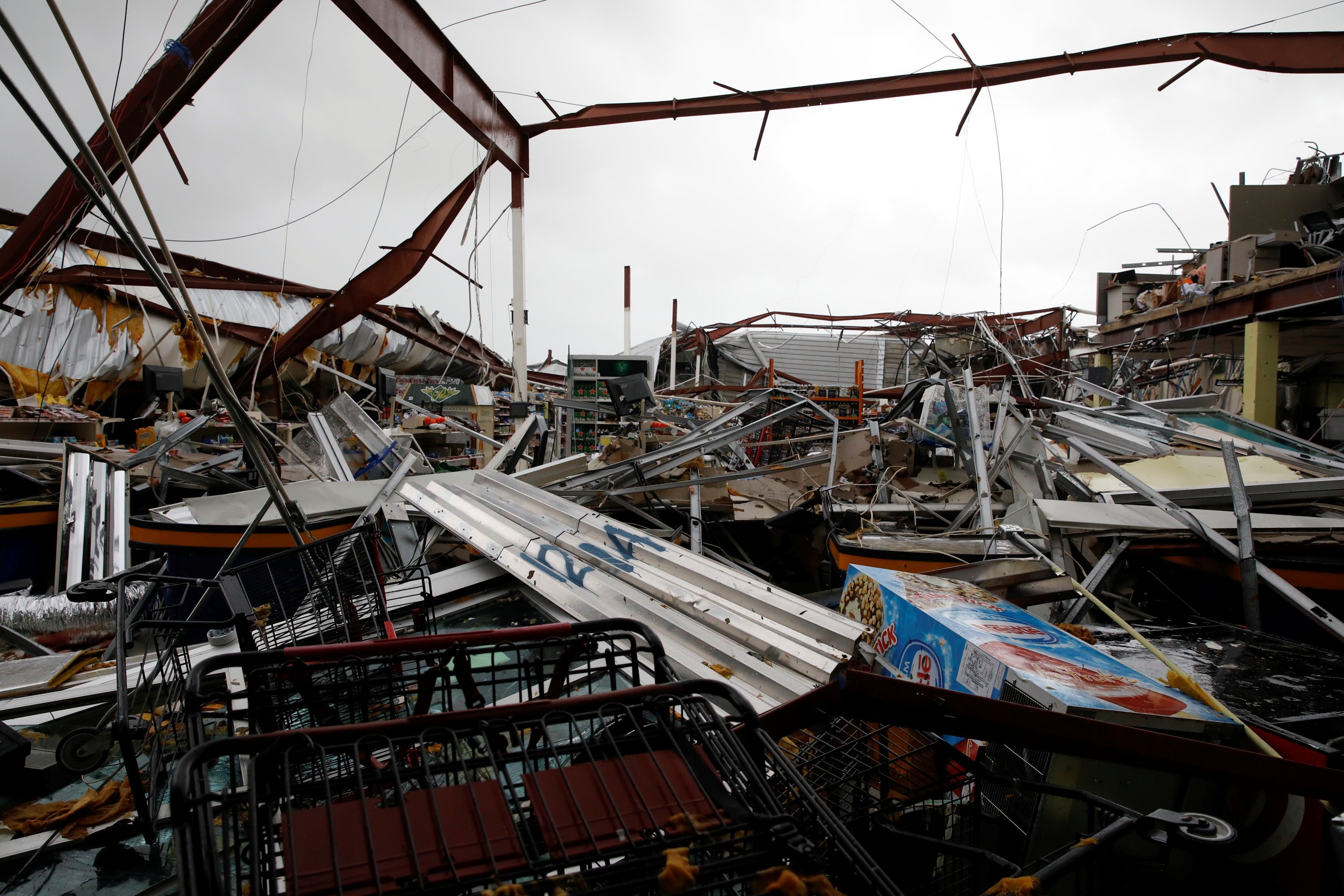 El huracán destruyó un supermercado en Guayama, Puerto Rico. (REUTERS/Carlos Garcia Rawlins)