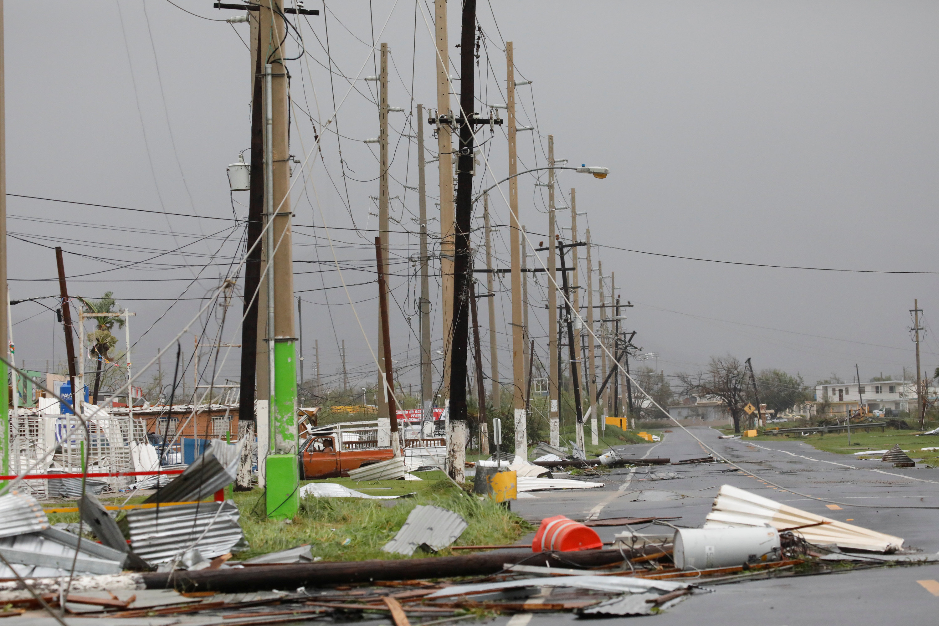 El pasó del huracán dejó el 100% de la isla sin energía eléctrica. (REUTERS/Carlos Garcia Rawlins)