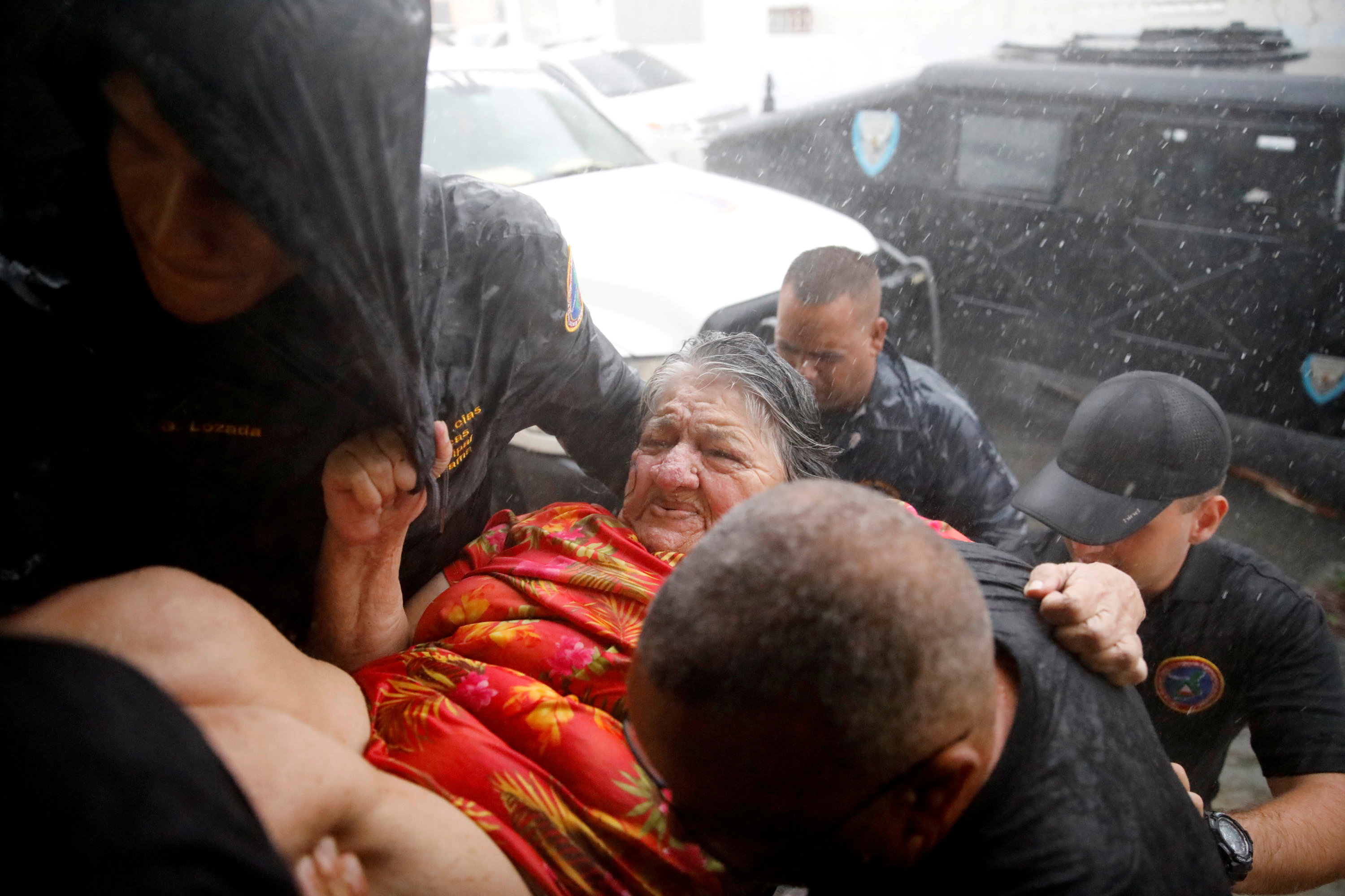 Una mujer es atendida por los grupos de socorro en Puerto Rico. (REUTERS/Carlos Garcia Rawlins TPX IMAGES OF THE DAY)