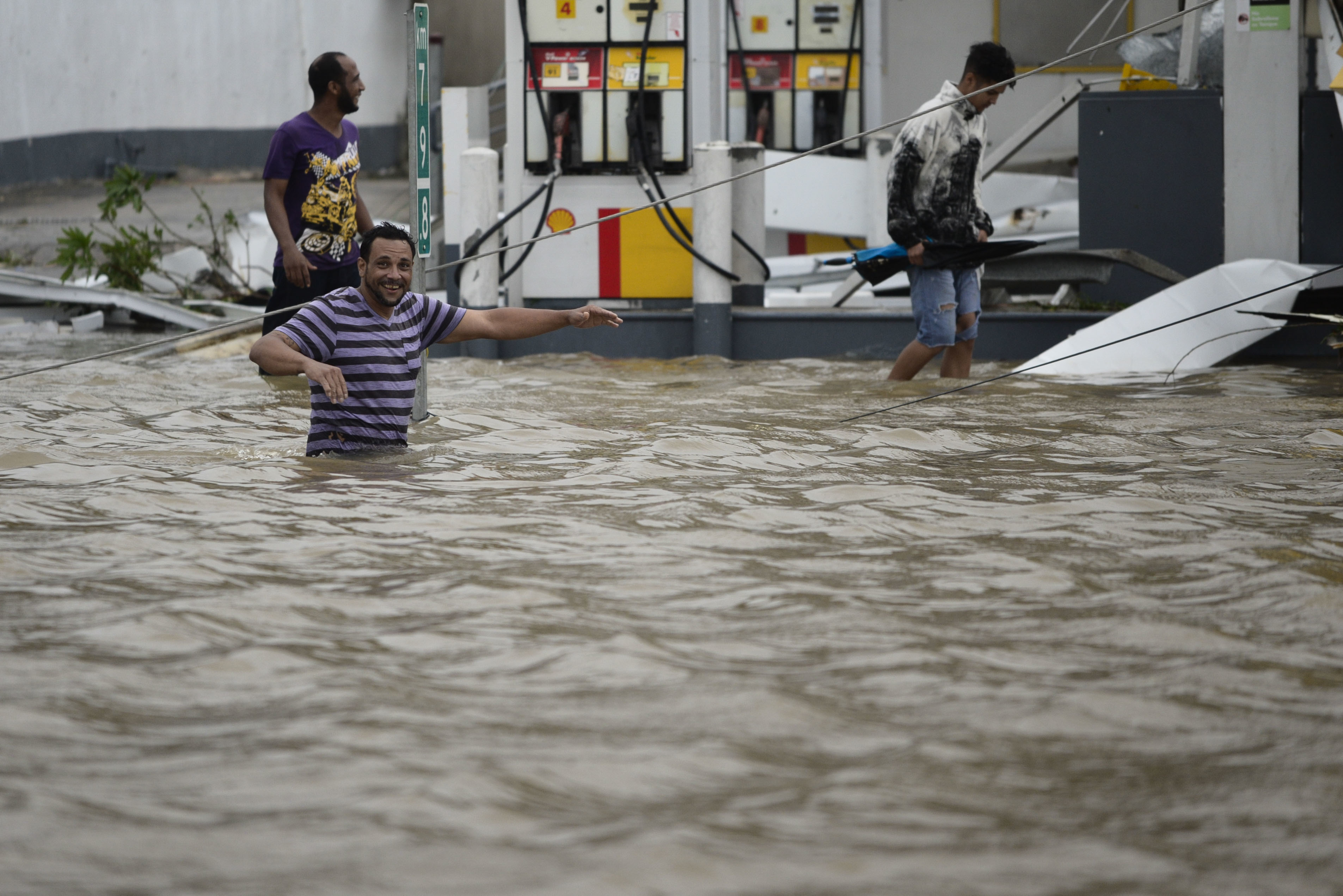 Partes de las isla, como en Humacao quedaron inundadas por el desbordamiento de unos ríos. (AP Photo/Carlos Giusti)