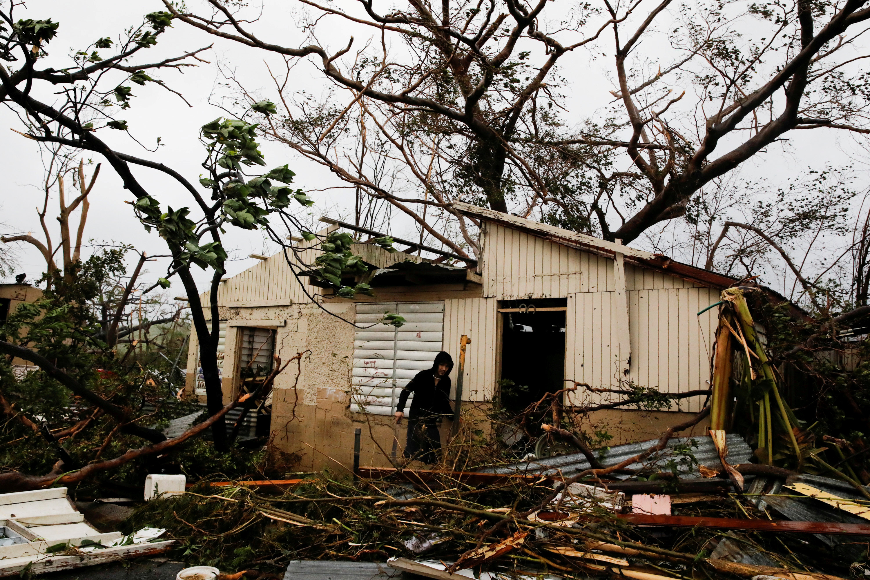 Un árbol cayó sobre el techo de una casa tras el paso del huracán. (REUTERS/Carlos Garcia Rawlins)