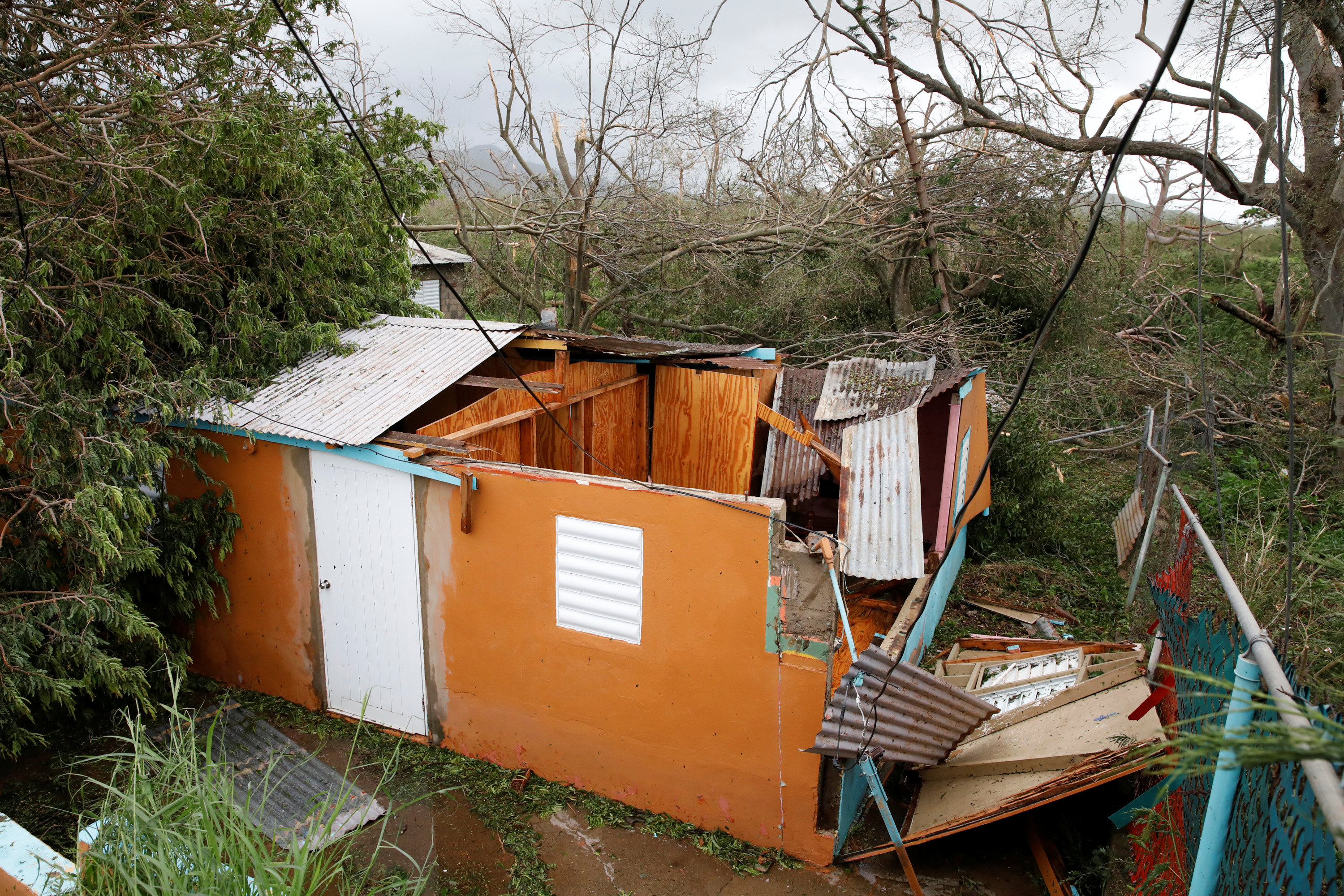 El pasó del huracán destechó muchas casas en Puerto Rico. (REUTERS/Carlos Garcia Rawlins)
