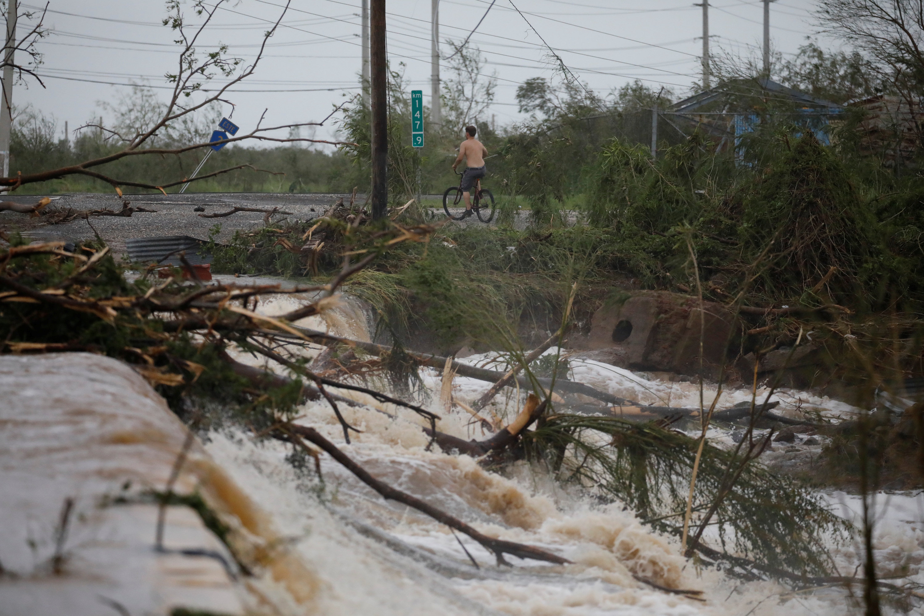 La carretera quedó inundada tras el desbordamiento de un río en Guayama, Puerto Rico (REUTERS/Carlos Garcia Rawlins)