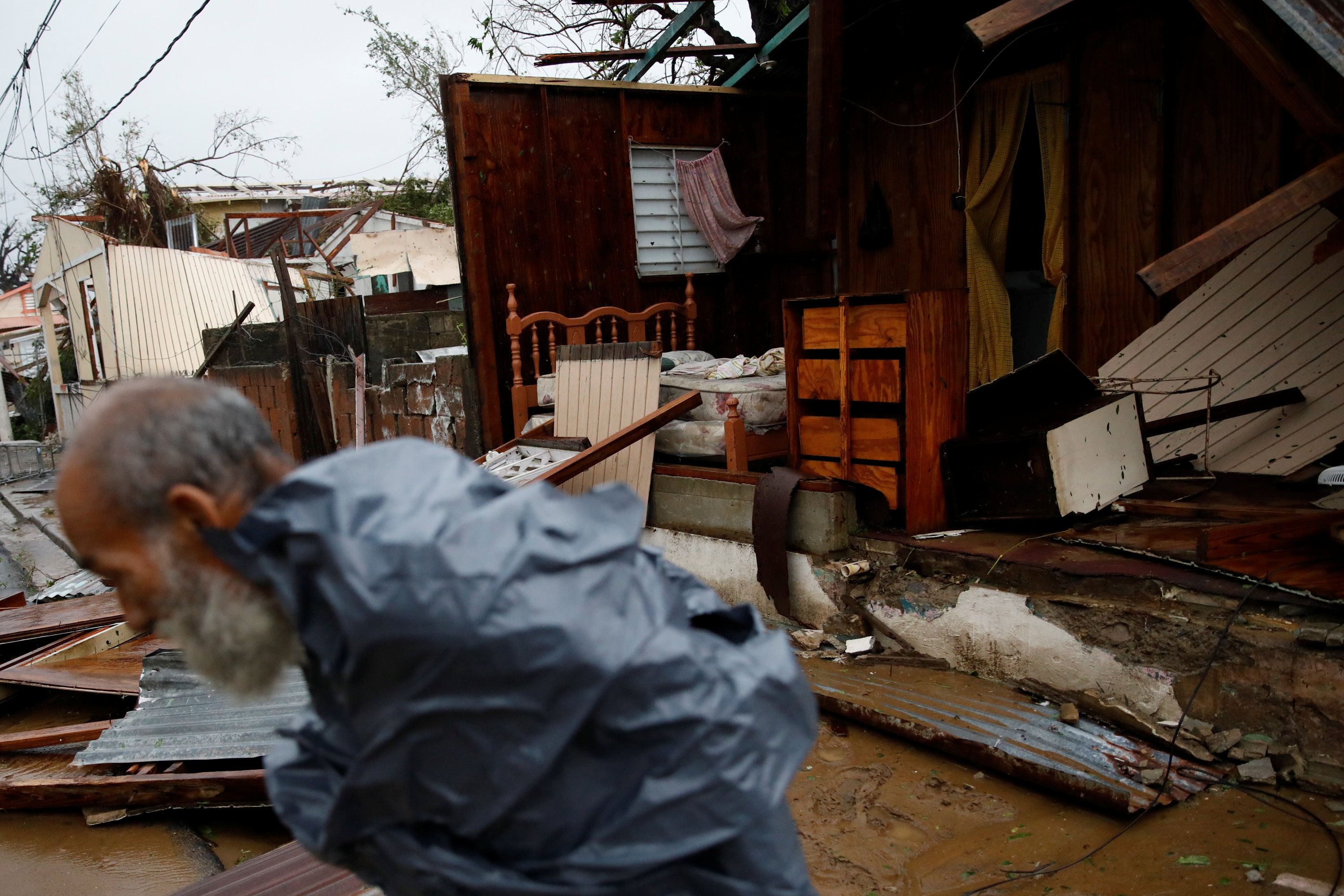Un hombre camina por una casa destruida. (REUTERS/Carlos Garcia Rawlins)