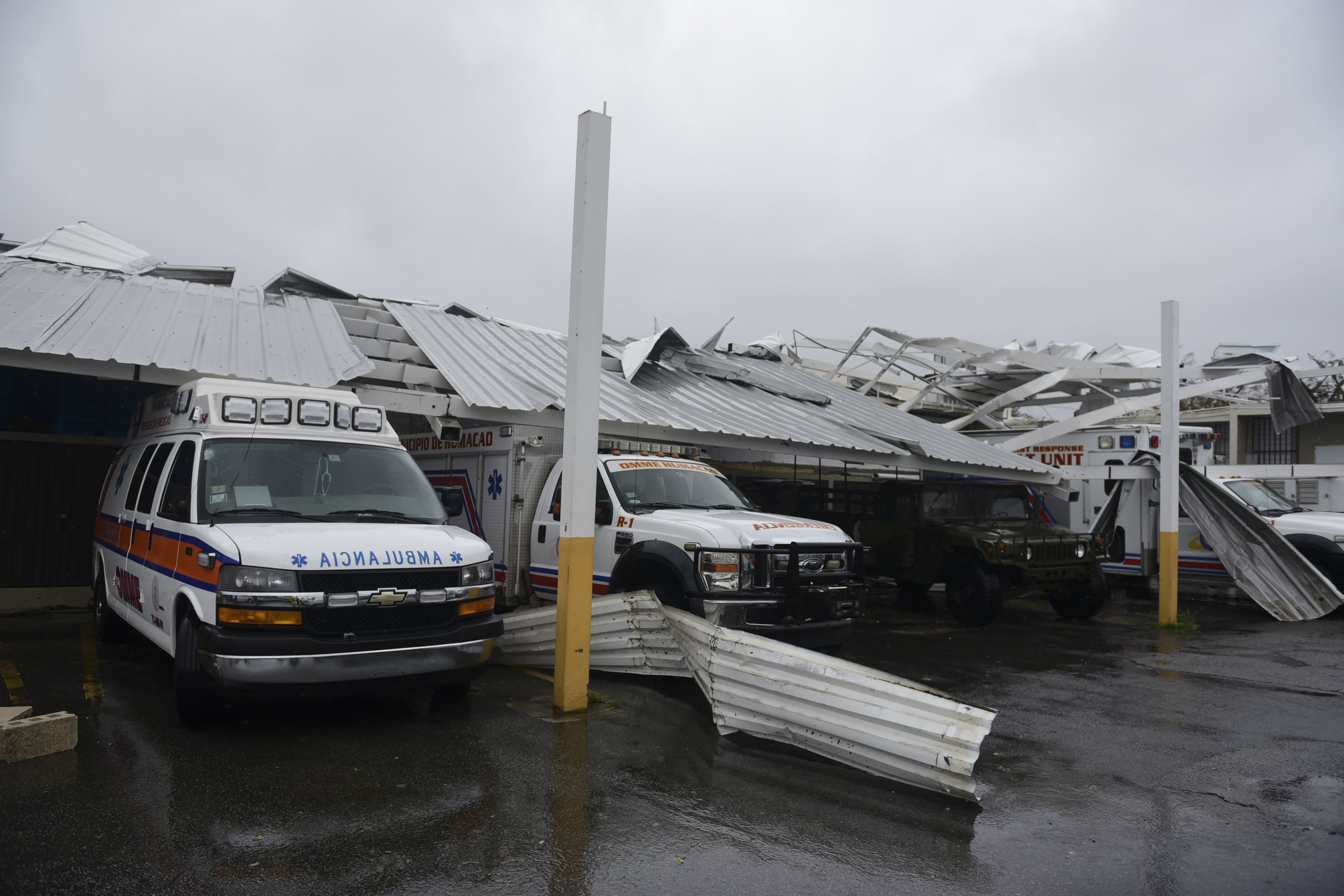Varios ambulancias quedaron atrapadas luego que el techo de los estacionamientos se cayó por la ferocidad de los vientos producidos por María. (AP Photo/Carlos Giusti)
