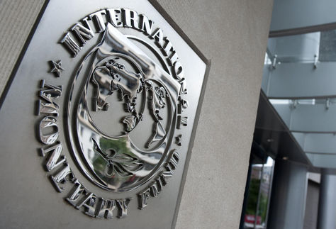 La insignia del FMI en su sede, en Washington, Estados Unidos.