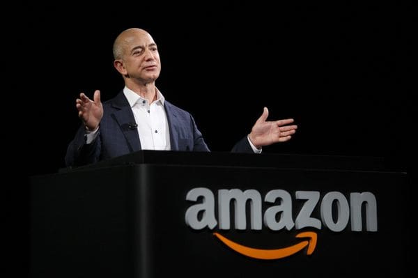 Jess Bezos es el creador de Amazon, una compañía con sede en Seattle () que busca ofertas para instalar una segunda central, en la que planea contratar a unos 50 mil empleados