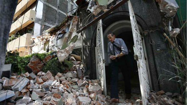 Un hombre sale de un edificio dañado por el terremoto en Ciudad de México (AP)