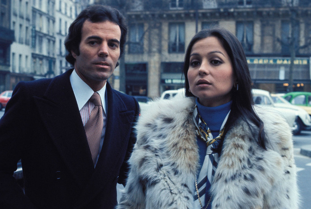 Julio Iglesias e Isabel Preysler por las calles de Madrid. 1970. 