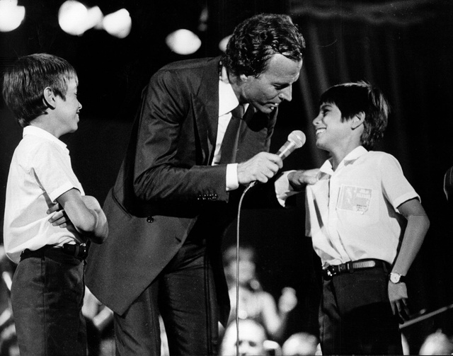 El cantante con sus hijos Enrique y Julio José durante un concierto en los años ochenta. 
