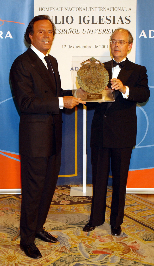 El artista recibiendo el premio 